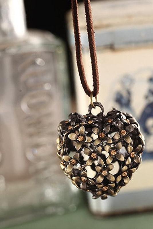 Retro Hollow Out Heart Pendant Necklace