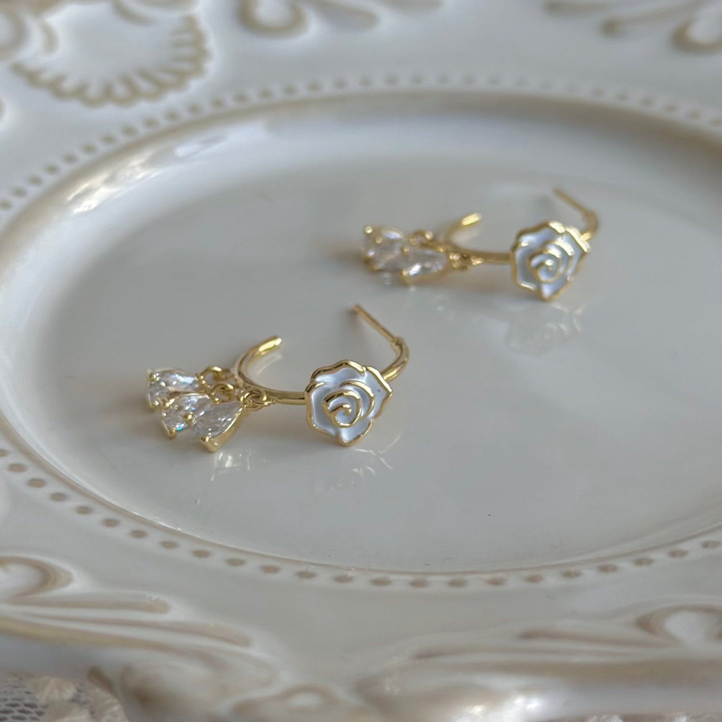 [] Emilia White Rose Earrings