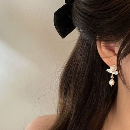 [] White Rose Pearl Earrings