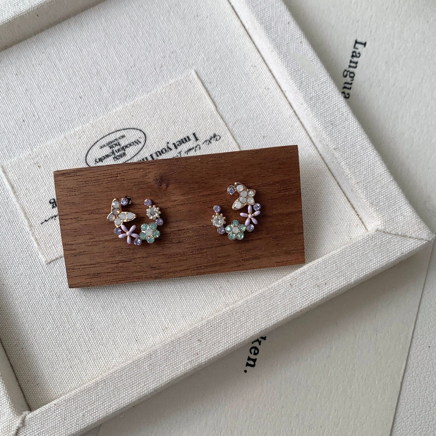[] Lucy Flower Butterfly Stud Earrings