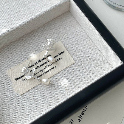 [] White Rose Pearl Earrings
