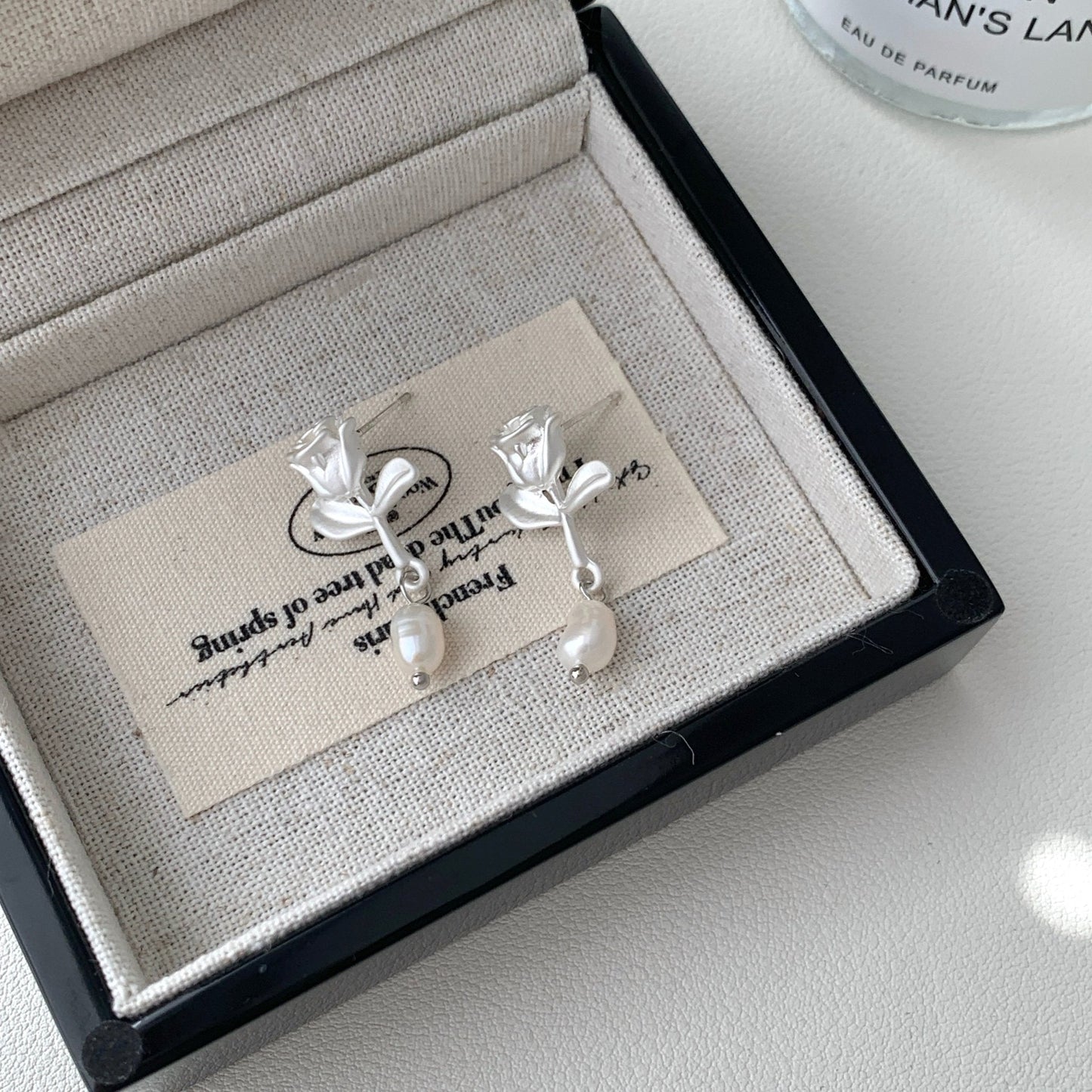 [] White Rose Pearl Earrings