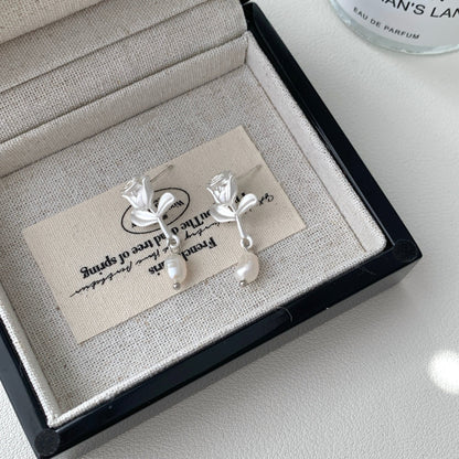 [] White Rose Pearl Earrings