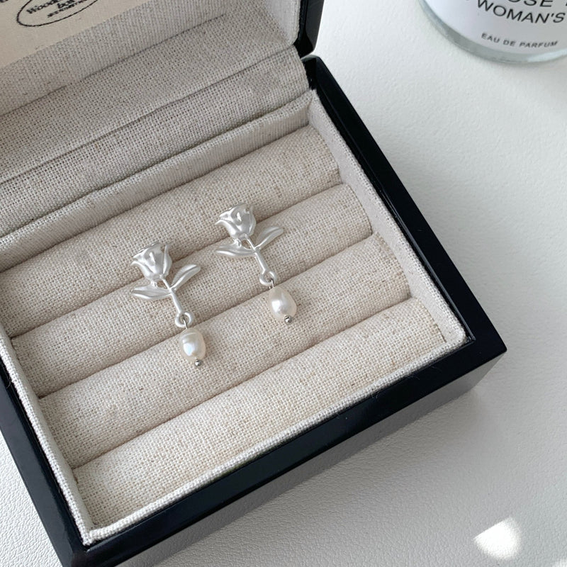 [] White Rose Pearl Earrings